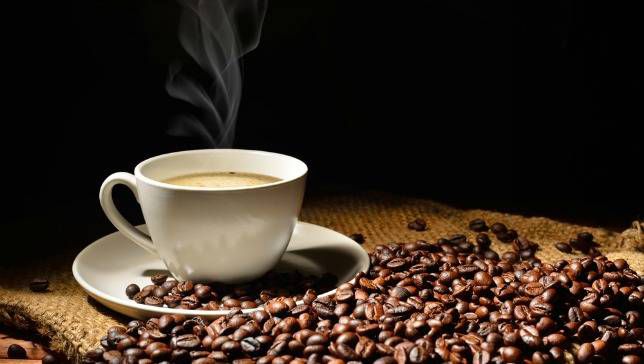 Kết thúc phiên giao dịch 11/8, giá Cả hai mặt hàng Cà phê tiếp tục tăng phiên thứ 3 liên tiếp. Giá Arabica  kỳ hạn tháng 12 tăng 1% lên 187 cents/pound, giá Robusta kỳ hạn tháng 11 đóng cửa tăng nhẹ lên 1864 USD/tấn. Chênh lệch giá giữa hai Sở tăng nhẹ lên mức 55% chiết khấu cho giá Cà phê Robusta.