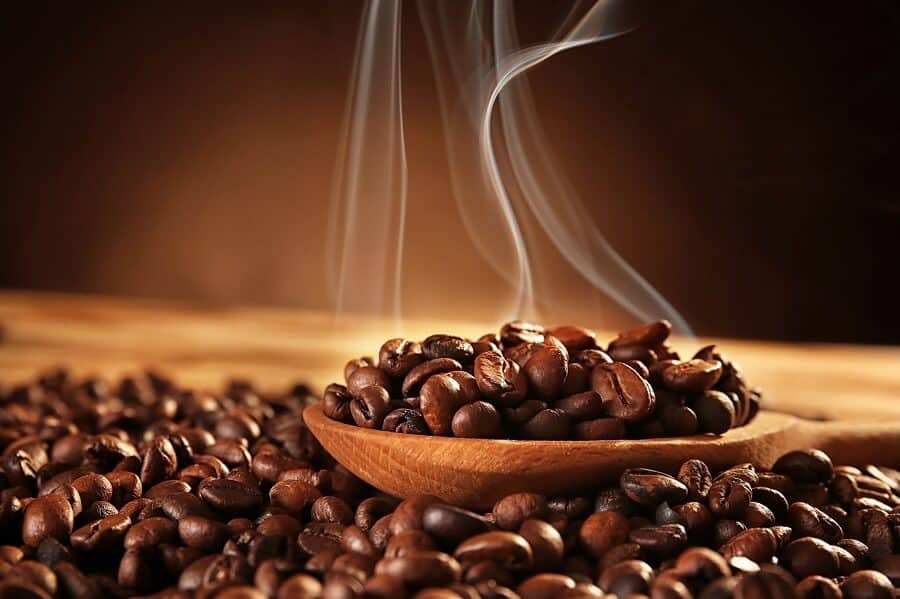 Giá cà phê Arabica hôm nay kỳ hạn tháng 12 tiếp tục giảm 0.13% còn 195.64 cents/pound trong khi giá Robusta kỳ hạn tháng 11 tăng mạnh 2% lên 2066 USD/tấn. Chênh lệch giữa hai sở thu hẹp còn 52% chiết khấu cho giá Robusta.